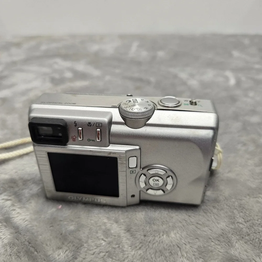Olympus Camedia C-60 Zoom 6.1MP Digital Camera Silver‎ PARTS ONLY C60 3x Optical